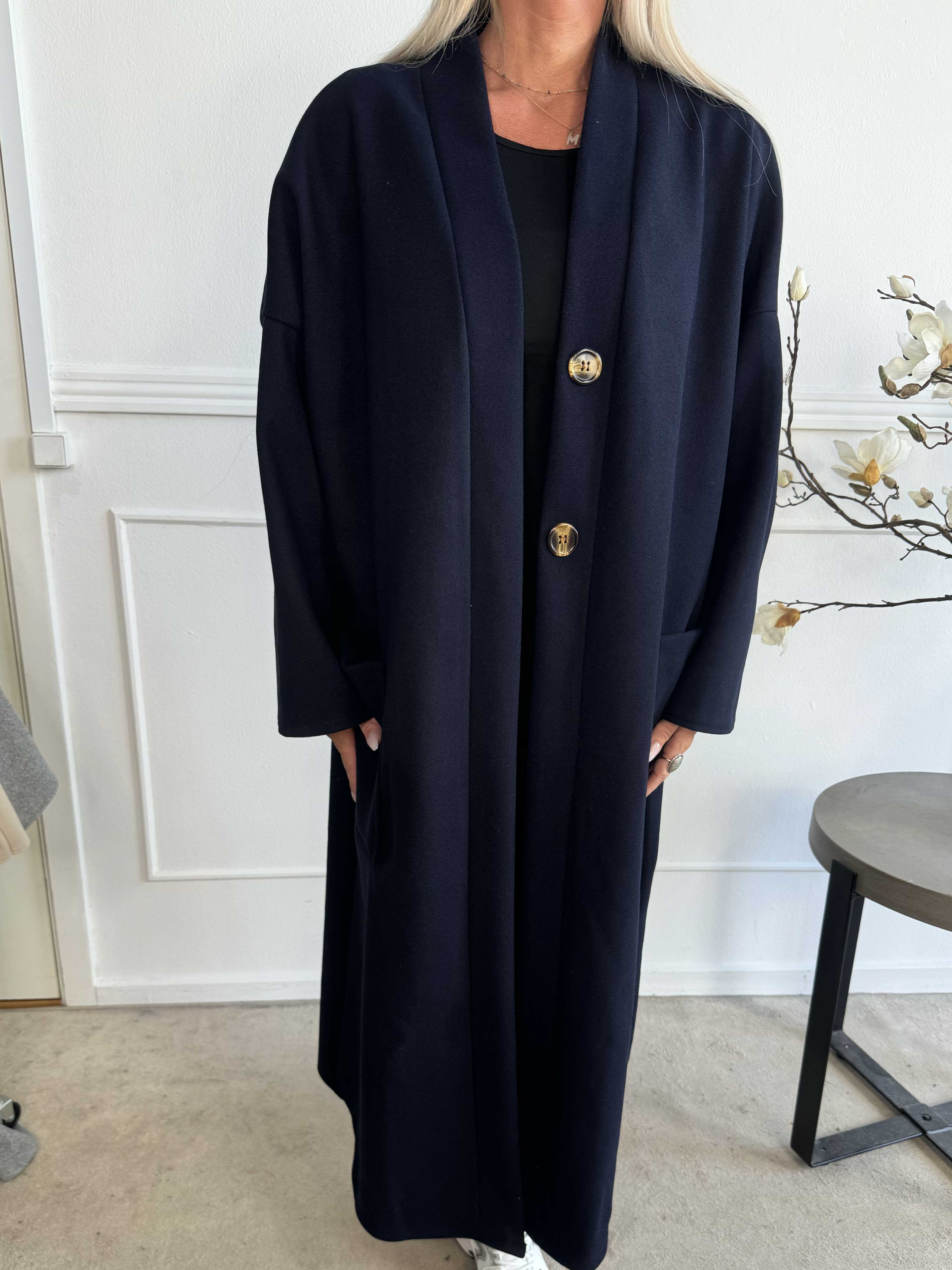 Abbelin - Lang oversized frakke med pynteknapper